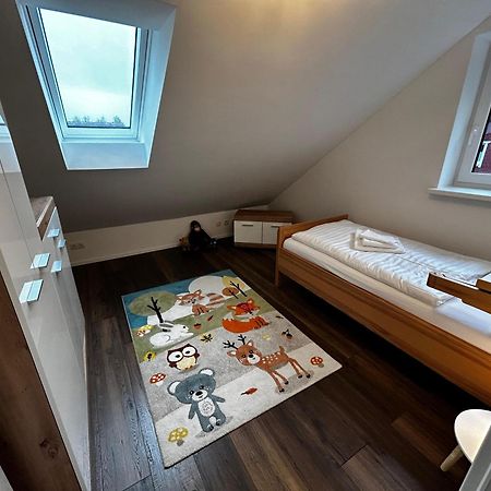 Moderne Ferienwohnung Fuer Familien Im Dachgeschoss Bosau Exterior foto